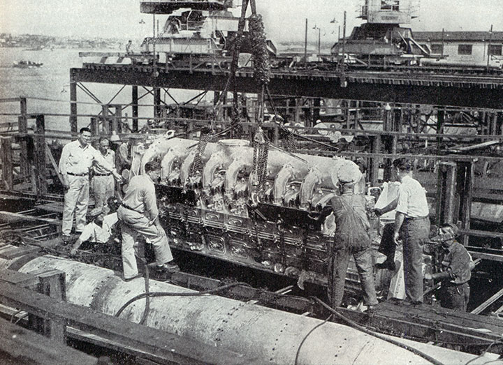 Cleveland produziu motores para muitos barcos, submarinos e aviões durante a Segunda Guerra Mundial. Esta imagem mostra a instalação de um motor de submarino.