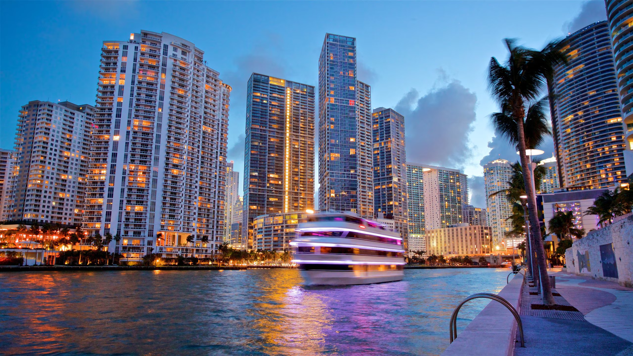 La costa de Miami de noche