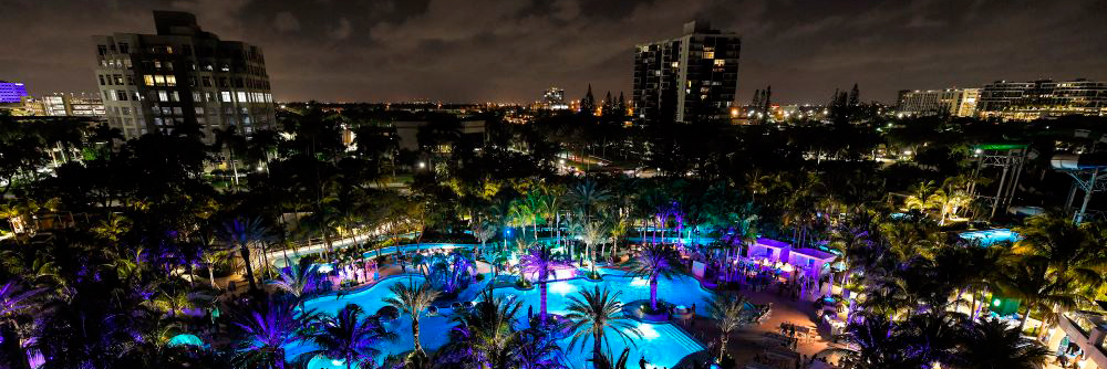 Un parque acuático en Miami de noche