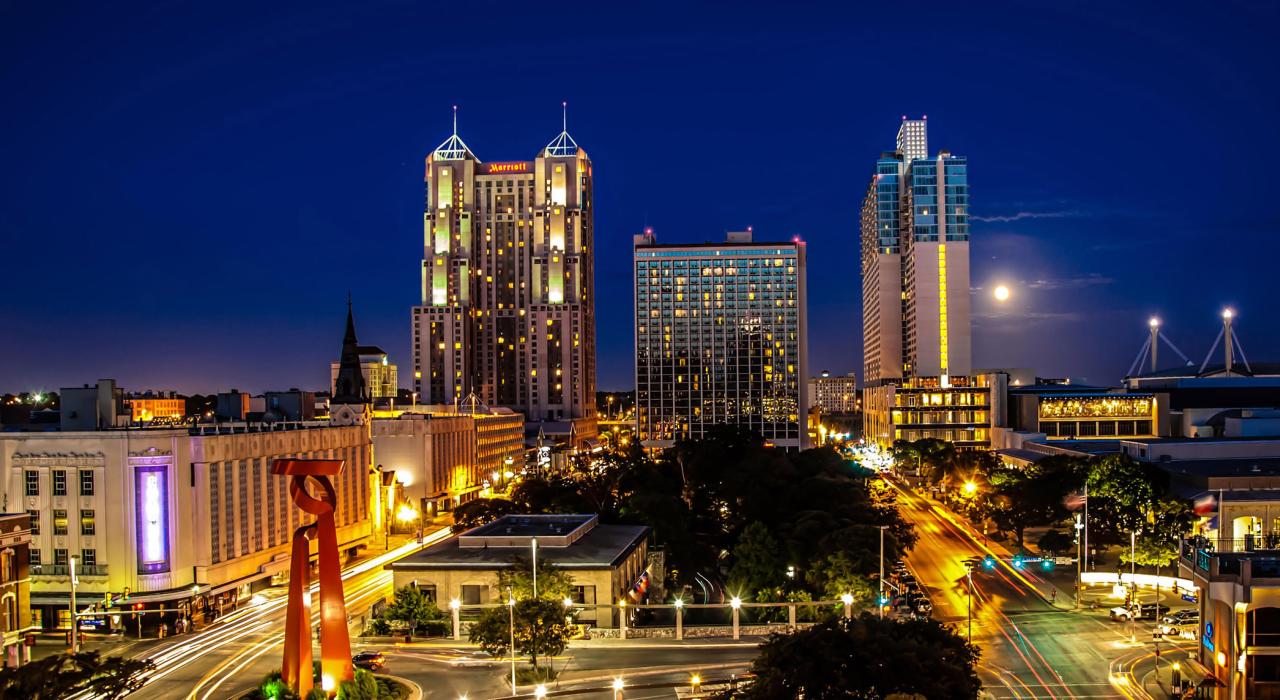 A picture of San Antonio at night